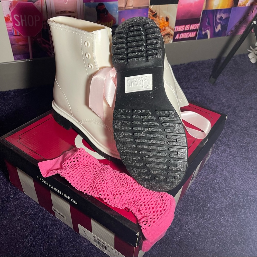 Boots - Picture 3 of 10